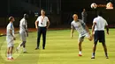 Pelatih Timnas Belanda (Louis van Gaal) juga terlihat hadir untuk memimpin sesi latihan di Stadion Gelora Bung Karno (Liputan6.com/Helmi Fithriansyah)