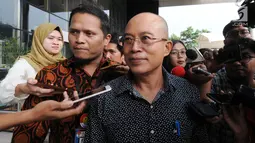 Wakil Bupati Bengkulu Selatan, Gusnan Mulyadi usai diperiksa oleh penyidik di gedung KPK, Jakarta, Rabu (30/5). Gusnan diperiksa sebagai saksi untuk tersangka Bupati Bengkulu Selatan Dirwan Mahmud. (Merdeka.com/Dwi Narwoko)