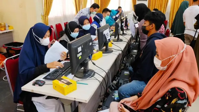 Mahasiswa Universitas Riau melengkapi syarat administrasi agar bisa mendapatkan vaksin Covid-19 dari Polda Riau.
