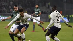 Duel antara Thilo Kehrer (PSG) dan Romain Hamouma pada laga lanjutan Ligue 1 yang berlangsung di stadion Geoffroy-Guichard, Loire, Senin (18/2). PSG menang 1-0 atas St-Etienne. (AFP/Philippe Kiasek)