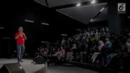 Head of Product BBM Ifnu Bima menjadi pembicara dalam Emtek Goes To Campus 2018 di Surabaya, Jawa Timur, Selasa (13/11). EGTC juga menghadirkan kompetisi news presenter, inspiring sharing dan entertainment talk. (Liputan6.com/Herman Zakharia)