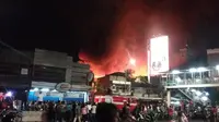 Kebakaran terjadi di dekat Stasiun Kota. (Twitter TMC Polda Metro Jaya)