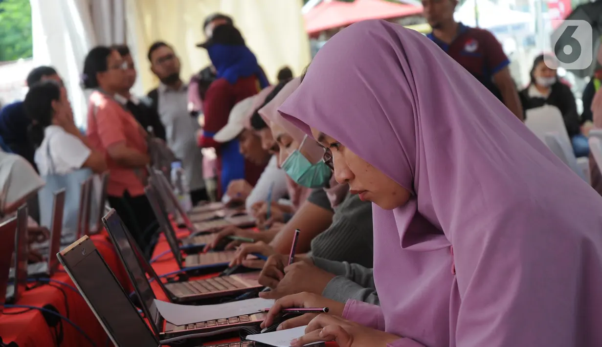 Peserta mengikuti simulasi tes CPNS 2019 berbasis Computer Assisted Test (CAT) di halaman Gedung Sarinah, Jakarta, Minggu (8/12/2019). Simulasi tes CPNS berbasis CAT diadakan Kantor Regional V Badan Kepegawaian Negara (BKN) Jakarta. (Liputan6.com/Helmi Fithriansyah)
