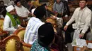 Ketua Umum PPP Suryadharma Ali berbincang dengan para ulama saat menghadiri Silaturahmi Nasional Alim Ulama se-Indonesia di Jakarta, Kamis (23/10/2014). (Liputan6.com/Miftahul Hayat)