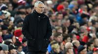 Manajer Manchester United, Jose Mourinho menyaksikan timnya melawan Manchester United pada lanjutan pekan ke-17 Premier League di Stadion Anfield, Minggu (16/12). Manchester United tumbang di markas Liverpool dengan skor 1-3. (Paul ELLIS / AFP)