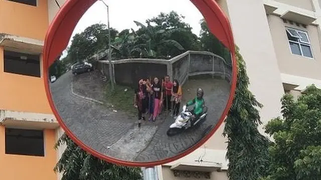 8 Momen Ngakak Ojek Online Jadi Photobomb
