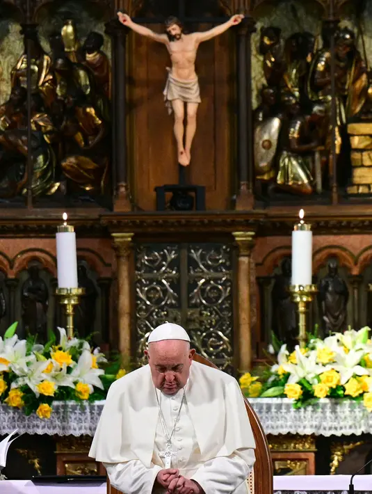 Ada dua agenda yang akan dilakukan Paus Fransiskus saat di Katedral Santa Perawan Maria Diangkat ke Surga. (Tiziana FABI/AFP)