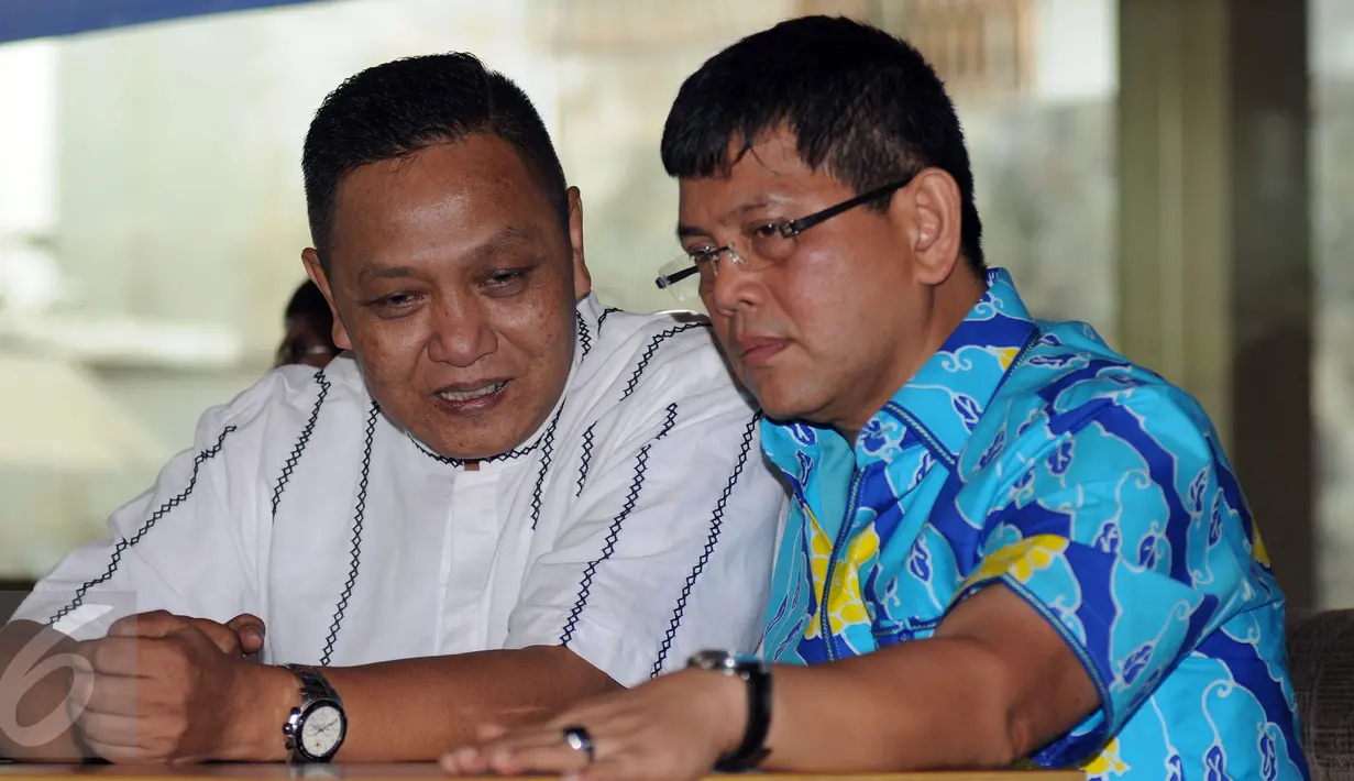 Aktivis Gerakan Indonesia Bersih, Adhie Massardi (kiri) berbincang dengan anggota Komisi III F NasDem, Taufiqul Hadi saat diskusi Kapolri Pilihan Jokowi di Jakarta, Jumat (17/6/2016). (Liputan6.com/Helmi Fithriansyah)