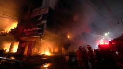 Api bermula dari sebuah toko furnitur dan dengan cepat melahap toko-toko lain di lantai dasar gedung yang dikenal sebagai Ayesha Manzil, kata Wali Kota Karachi Murtaza Wahab. Dia mengatakan petugas pemadam kebakaran memadamkan api setelah upaya keras. (AP Photo/Fareed Khan)