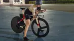 Nong Poy menyukai olahraga bersepeda. Ia kerap abadikan momen bersepeda di feed Instagramnya. Nong Poy bersepeda dengan dilengkapi helm. Potretnya bersepeda ini banjir pujian dari warganet. (Liputan6.com/IG/poydtreechada)