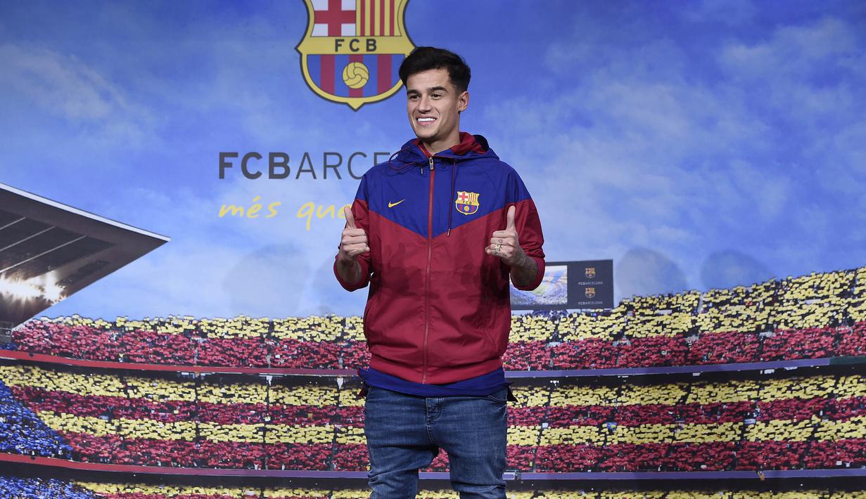 Gelandang baru Barcelona, Philippe Coutinho, diperkenalkan kepada publik di Barcelona, Minggu (7/1/2018). Pemain asal Brasil ini resmi didatangkan dari Liverpool dengan harga 160 juta euro. (AFP/Josep Lago)