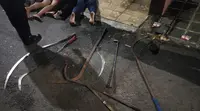 Polisi menangkap 17 pemuda yang diduga hendak tawuran di kawasan Jalan Swadaya Murni, Cipayung, Jakarta Timur (Jaktim). Mereka ditangkap dengan barang bukti sejumlah senjata tajam. (Foto: Istimewa)