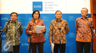 Ketua Dewan Komisioner OJK Muliaman Hadad, Menkeu Sri Mulyani, Gubernur BI Agus Marto dan Ketua LPS Halim Alamsyah saat memberikan keterangan usai rapat Komite Stabilitas Sistem Keuangan (KSSK) di Jakarta, Senin (24/10). (Liputan6.com/Angga Yuniar)