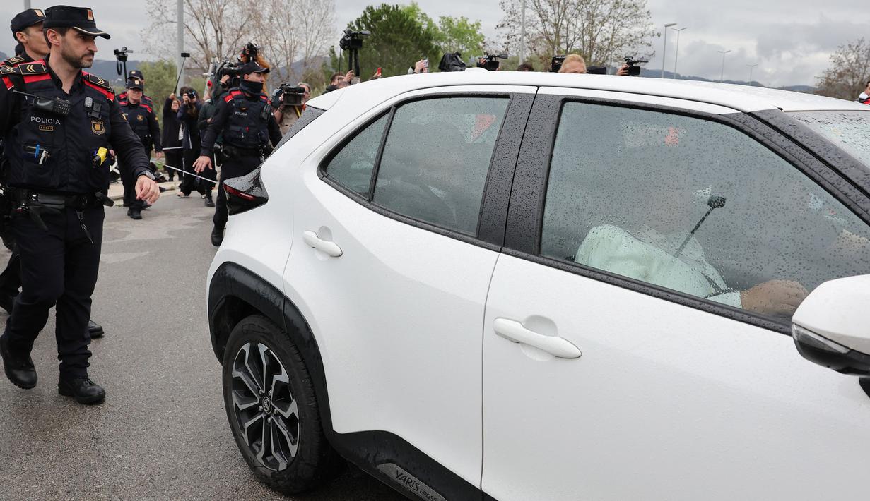 Pemain Brasil, Dani Alves mengendarai mobilnya saat meninggalkan penjara Brians 2 di San Esteban Sasroviras, Barcelona, Spanyol, 25 Maret 2024. Alves bebas dari penjara setelah membayar uang jaminan 1 juta euro ke Pengadilan Barcelona. (AFP/Lluis Gene)