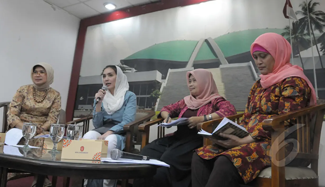 Rieke Dyah Pitaloka Menjadi pembicara dalam konfrensi pers dengan tema "Indonesia Darurat Kekerasan Seksual, dukung RUU penghapusan kekerasan seksual dalam prolegnas, Jakarta, Jum'at (13/02/2105). (Liputan6.com/Andrian M Tunay)