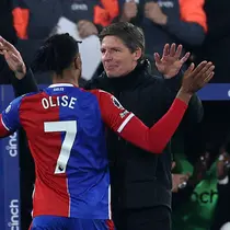 Michael Olise menjadi bintang kemenangan Crystal Palace dengan memborong dua gol. (Adrian DENNIS / AFP)