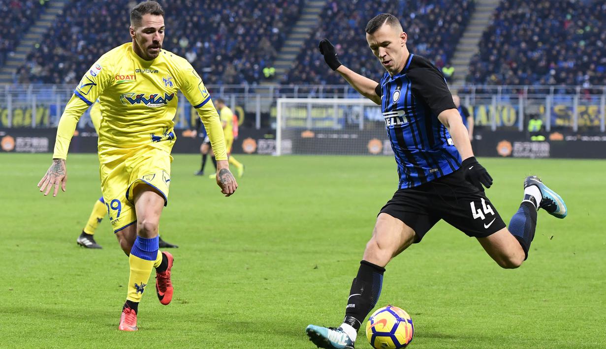 Gelandang Inter Milan, Ivan Perisic, bersiap mengirim umpan saat melawan Chievo pada laga Serie A Italia di Stadion San Siro, Milan, Minggu (3/11/2017). Inter menang 5-0 atas Chievo. (AFP/Miguel Medina)