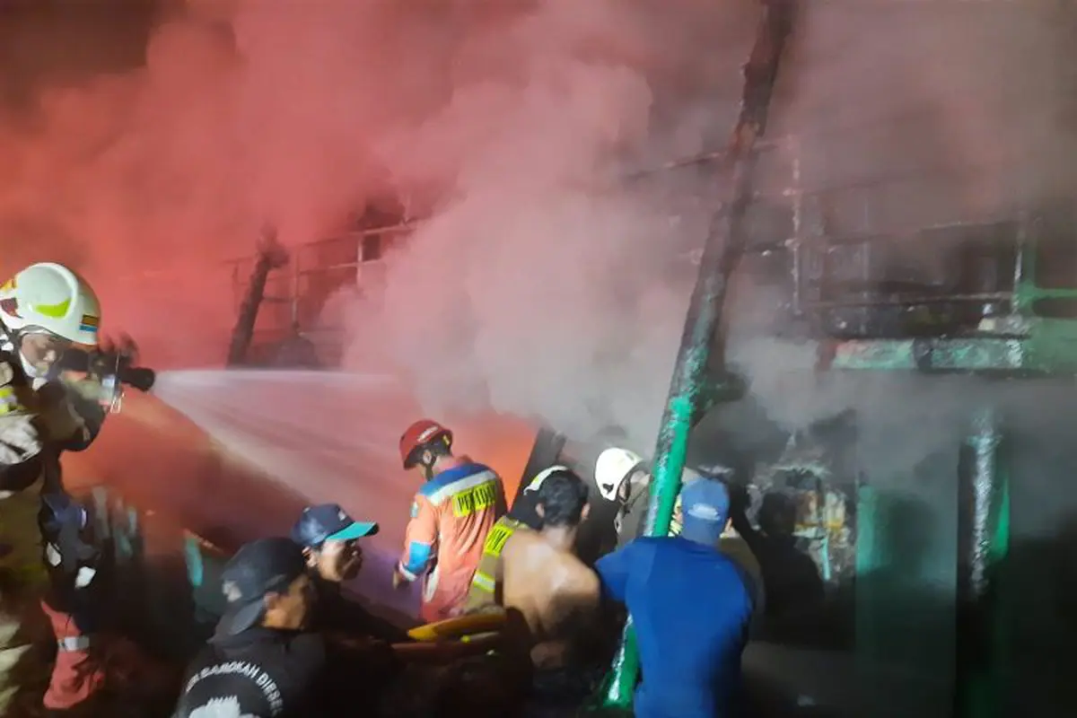 Kapal Ikan Bersandar di Muara Baru Kebakaran