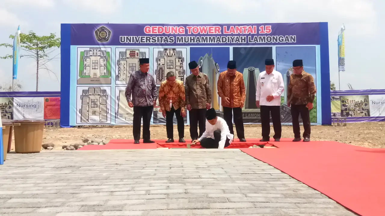 Jokowi letakan batu pertama kampus Universitas Muhammadiyah Lamongan (Merdeka.com/Titin Supriatin)