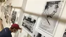 Petugas mengamati karya dalam Pameran Fotografi dan Grafis bertajuk “Indonesia Bergerak: 1900-1942“ di Galeri Foto Jurnalistik Antara, Pasar Baru, Jakarta, Selasa (8/9/2020). Pameran tersebut digelar secara virtual dalam rangka merayakan 75 Tahun Kemerdekaan RI. (Liputan6.com/Immanuel Antonius)