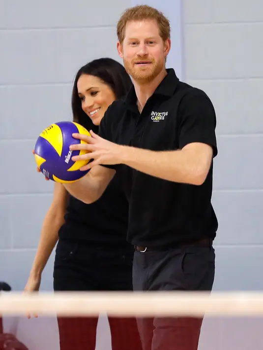 Pangeran Harry dan tunanganya Meghan Markle melihat latihan tim Inggris untuk Invictus Games Sydney 2018 di University of Bath, (6/4). Pasangan ini dijadwalkan menikah pada 19 Mei 2018 mendatang. (AP Photo/Kirsty Wigglesworth, pool)