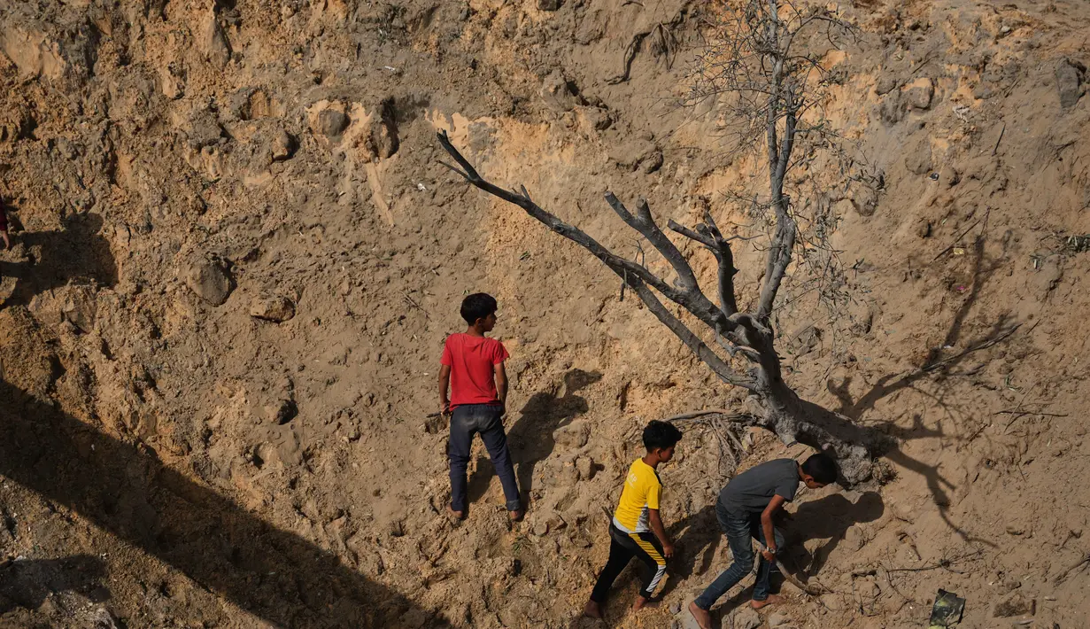 Warga Palestina memeriksa kerusakan akibat serangan Israel di Khan Younis, Jalur Gaza selatan, Selasa 19 Mei 2026. (AP Photo/Abdel Kareem Hana)