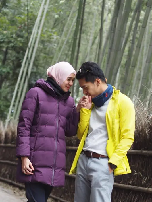 Bahkan rumah tangga yang sudah berusia 8 tahun ini tetap mesra sama seperti masa-masa pacaran. (Foto: instagram.com/dhiniaminarti)