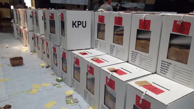 Deretan logistik dan surat suara yang siap didistribusikan KPUD Garut, Jawa Barat