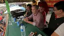 Ada dua orang komentator yang bergantian menberi komentar terhadap jalannya pertandingan tarkam tersebut. (Bola.com/Peksi Cahyo)