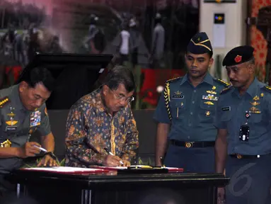 TNI menandatangani nota kesepahaman (MoU) dengan Palang Merah Indonesia (PMI), Jakarta, Kamis (11/12/2014). (Liputan6.com/Miftahul Hayat)