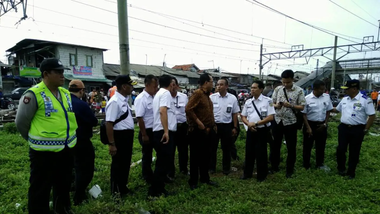 Gerbong kereta api terbakar