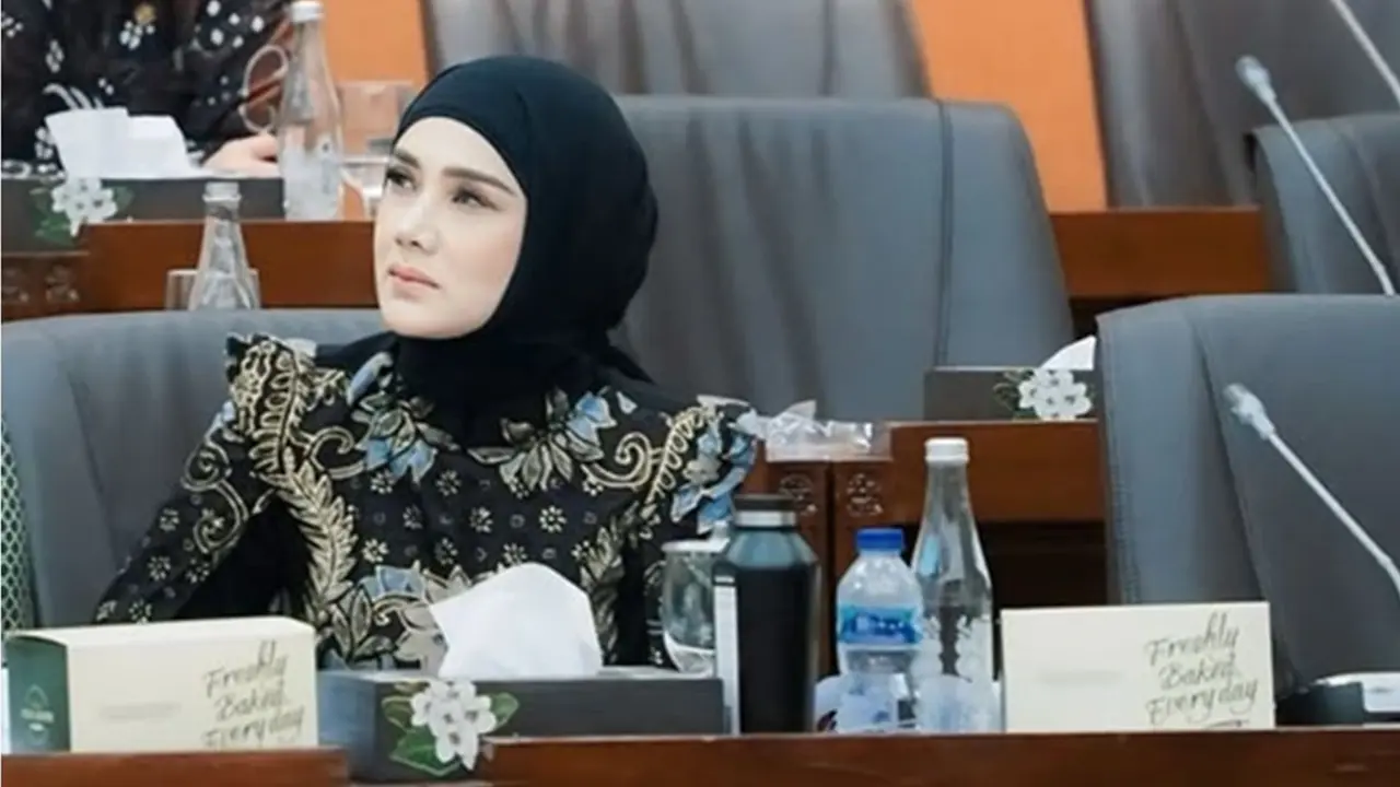 6 Outfit Batik Kantor Wanita Berjilbab ala Mulan Jameela, Elegan dan Stylish