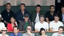 Mantan pelatih Real Madrid, Zinedine Zidane ditemani istri, Veronique menyaksikan final Prancis Terbuka 2018 di Roland Garros, Minggu (10/6). Zidane memang langsung pulang ke Prancis setelah memutuskan mundur sebagai pelatih Madrid. (AFP/CHRISTOPHE SIMON)