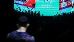 Para penonton memberikan dukungan kepada pebulu tangkis tunggal putra Indonesia, Jonatan Chirstie dalam laga semifinal Indonesia Open 2026 melawan wakil Thailand, Panitchaphon Teeraratsakul di Istora Senayan, Jakarta, Sabtu (06/06/2026). (Bola.com/Bagaskara Lazuardi)