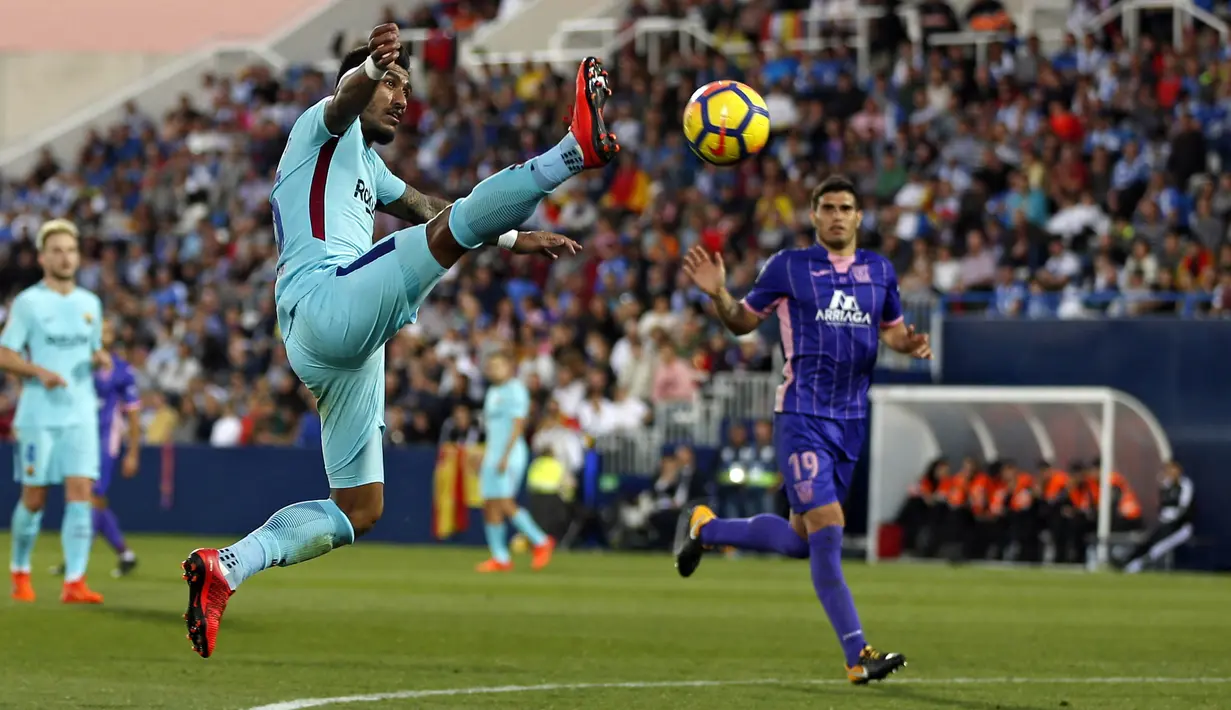 Gelandang Barcelona, Paulinho, berusaha mengontrol bola saat melawan Leganes pada laga La Liga Spanyol di Stadion Butarque, Leganes, Sabtu (18/11/2017). Leganes kalah 0-3 dari Barcelona. (AP/Francisco Seco)