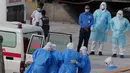 Proses evakuasi terjadi setelah kapal pesiar MV Hondius tertahan selama beberapa hari karena wabah virus langka yang menyebabkan tiga penumpang meninggal dunia. Tampak dalam foto, petugas kesehatan dengan perlengkapan pelindung mengevakuasi pasien dari kapal pesiar MV Hondius ke dalam ambulans di pelabuhan Praia, Tanjung Verde, Rabu 6 Mei 2026. (AP Photo/Misper Apawu)