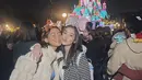 Ranty Maria dan Laura Theux berlibur bersama ke Hongkong. Saat berada di Disneyland kedua tampil dengan pakaian musim dinginnya. [@rantymaria]