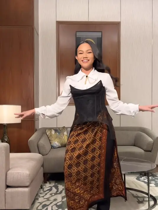 Jika wisuda ingin bergaya modern kasual, bisa tampil seperti Yura Yunita dengan kemeja putih panjang sebagai inner dipadukan konser hitam dan bawahan kain batik serta celana hitamnya. [@yurayunita]