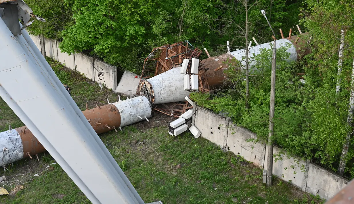 Serangan rudal Rusia yang menghancurkan setengah dari menara televisi setinggi 240 meter (787 kaki) di Kharkiv pada hari Senin. (SERGEY BOBOK / AFP)