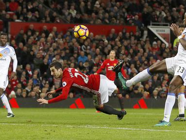 Gol cantik pemain Manchester United, Henrikh Mkhitaryan mengantar timnya unggul 3-1 atas Sunderland pada laga Boxing Day di Old Trafford, (26/12/2016).  (Reuters/Phil Noble) 