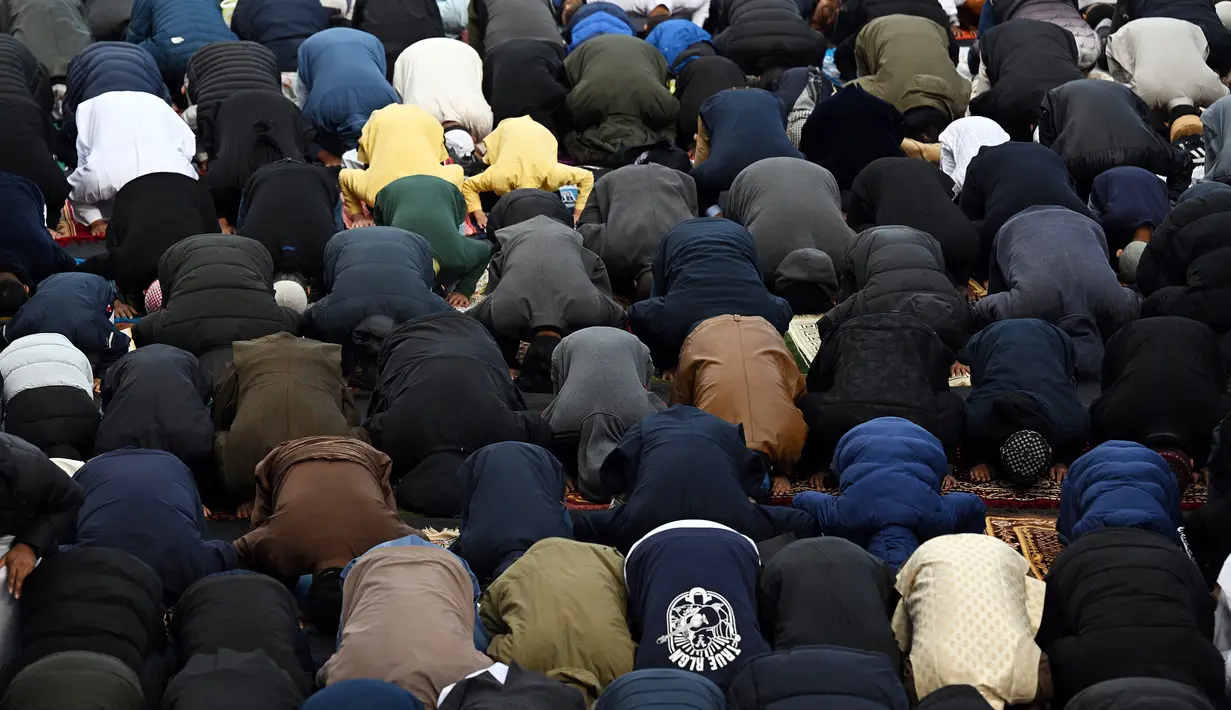 Tranmere Rovers menjadi klub Liga Inggris kedua yang menyelenggarakan salat Idul Fitri setelah Blackburn Rovers menjadi yang pertama pada tahun 2022. (AFP/Paul Ellis)