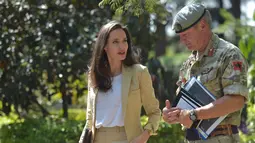 Utusan Khusus UNHCR Angelina Jolie berbicara dengan Komandan Tim Dukungan Perdamaian Inggris Afrika Timur (BPST-EA), Kolonel Richard Leakey saat tiba di Pusat Pelatihan Dukungan Perdamaian Internasional di Nairobi, Kenya, (20/6). (AFP Photo/Simon Maina)