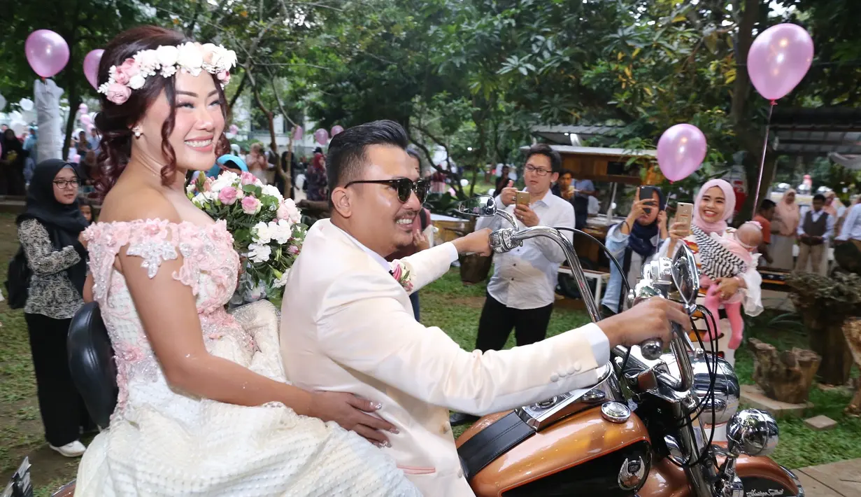 Saugi Balfas resmi mempersunting Chef Aiko dengan emas 30 gram. Usai ijab qabul, Saugi mengaku sangat lega. Namun jika dilihat, dirinya sempat mengeluarkan air mata saat semua saksi mengucapkan kata Sah. (Nurwahyunan/Bintang.com)