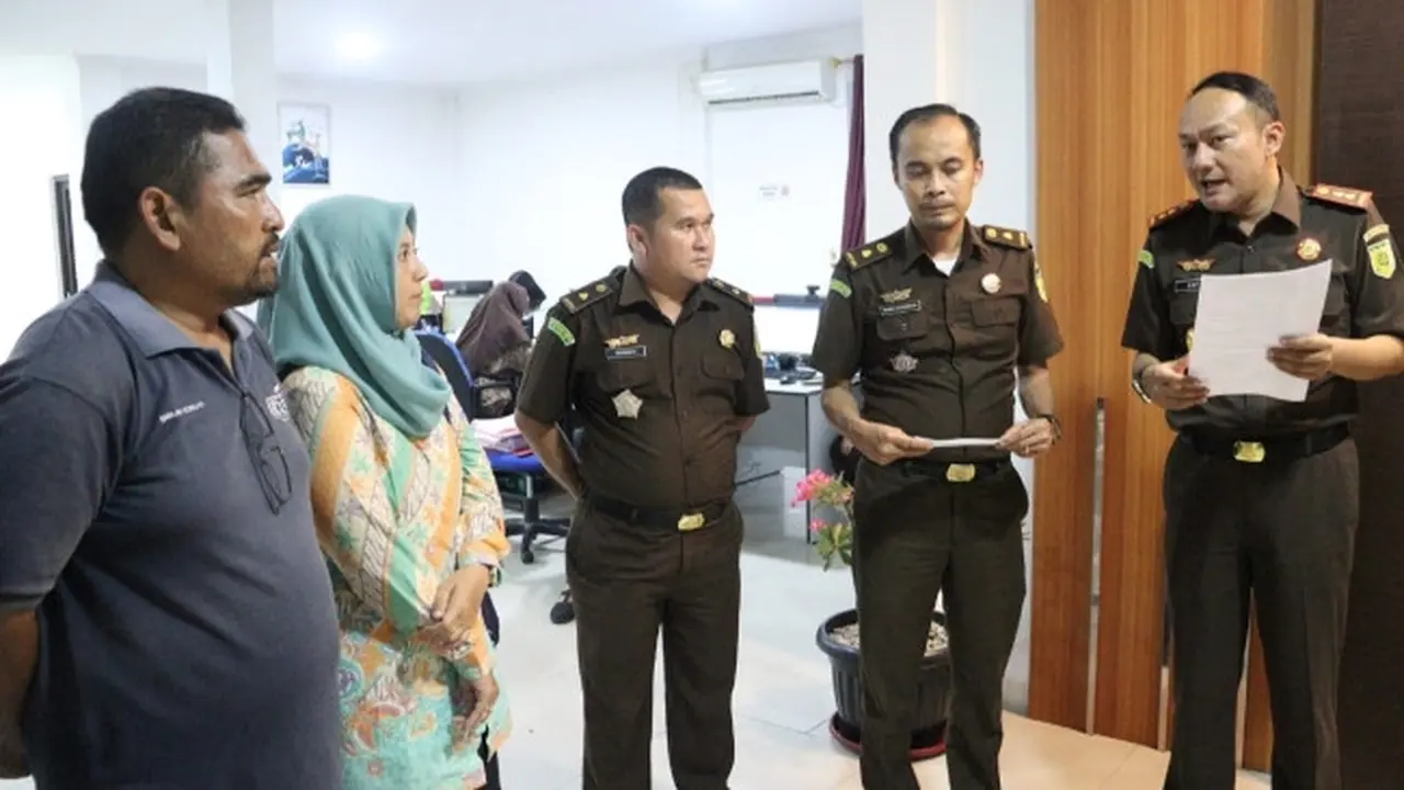 Kepala Kejari Bengkalis Sri Odit Megonondo bersama jajaran dan keluarga anak yang melakukan pencurian sepeda motor.