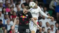 Gelandang Real Madrid Federico Valverde melakukan sundulan dengan bek Red Bull Leipzig David Raum  pada matchday 2 Liga Champions berlangsung di Santiago Bernabeu, Kamis (15/9/2022) dini hari WIB. Real Madrid menang susah payah 2-0 kala menjamu RB Leipzig. (AP Photo/Manu Fernandez)