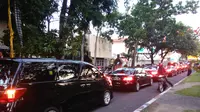 Iring-iringan Mobil Penjemput Raja Salman Tiba di Bali. (Liputan6.com/Dewi Divianta)