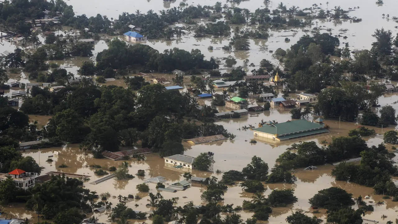 20150802-Banjir Rendam Myanmar, Puluhan Orang Tewas