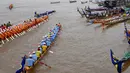 Peserta memacu kecepatan perahu naganya selama Festival Air tahunan di sungai Tonle Sap, Phnom Penh, Senin (11/11/2019). Cambodian Water Festival atau Bon Om Touk yang digelar pada 10-12 November ini merupakan salah satu festival terbesar dan paling populer di Kamboja. (TANG CHHIN Sothy/AFP)