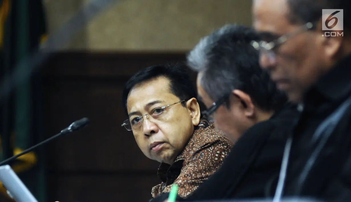 Terdakwa dugaan korupsi proyek e-KTP Setya Novanto (kiri) mendengar keterangan saksi saat mengikuti sidang lanjutan di Pengadilan Tipikor, Jakarta, Kamis (18/1). Sidang beragendakan mendengar keterangan saksi. (Liputan6.com/Helmi Fithriansyah)