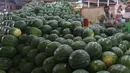 Pedagang memlilih buah semangka di pasar induk Kramat Jati, blok buah di Jakarta, Minggu (2/2/2020). Produksi lokal dinilai perlu digenjot untuk meredam impor buah tropis yang masih berlangsung sampai saat ini. (Liputan6.com/Herman Zakharia)